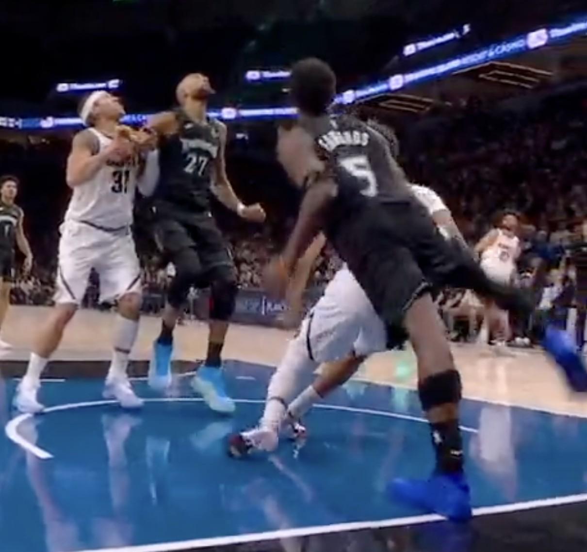 星空体育app-爱德华兹回防时落地左膝过度伸展，已返回更衣室