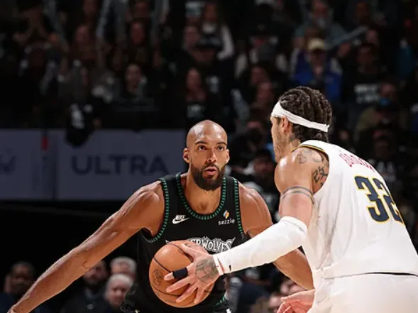 戈登季后赛近三战：场均出战30分钟，得到11.3分5.3板2.3助