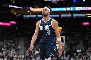 星空体育app官方网站-末节8分分分关键！克莱命中追平三分 三分9中5贡献17分4板2助