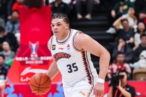 星空体育app官方下载-中规中矩！洛夫顿半场11中4拿到9分3板4助3断1帽 罚球3中0