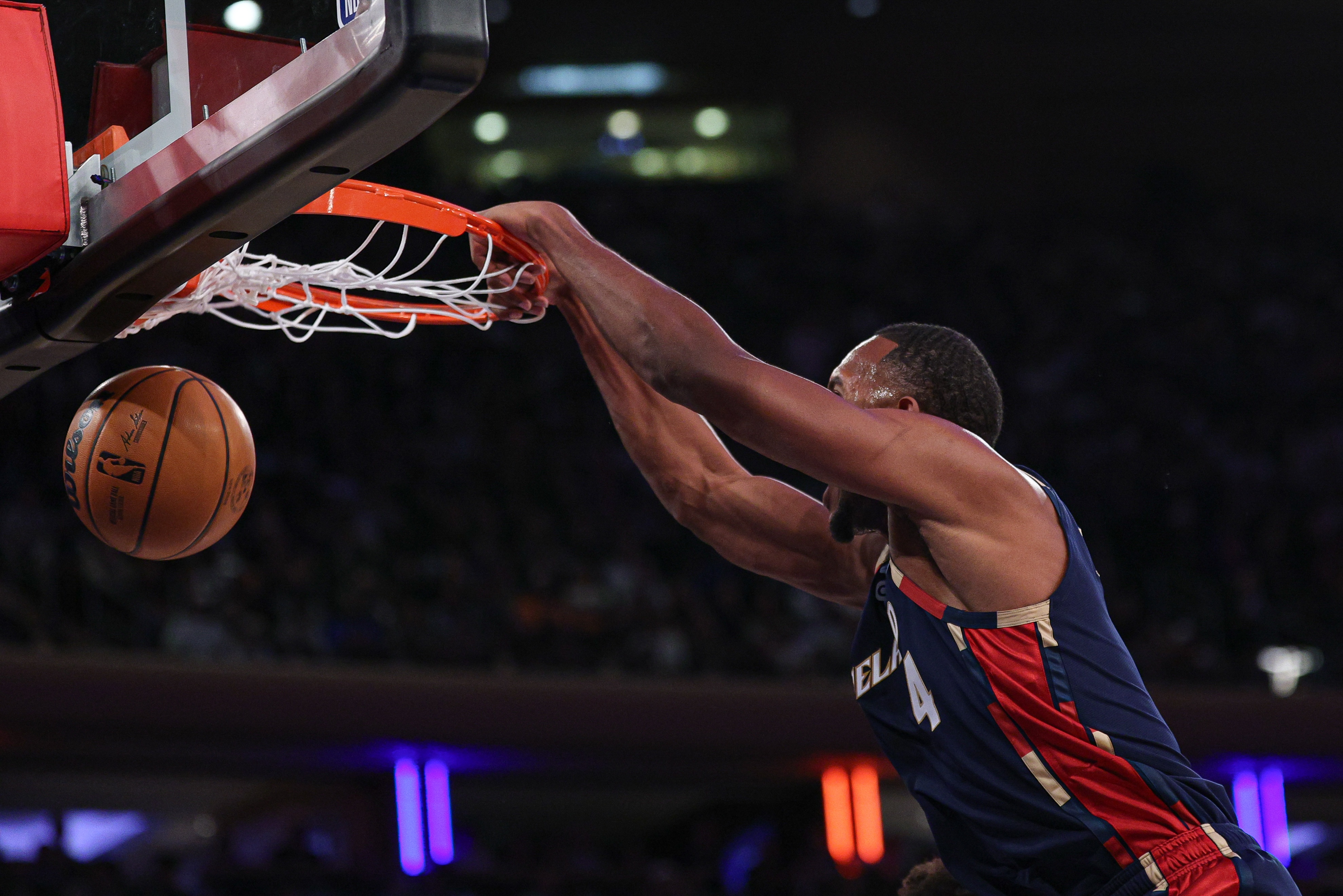 星空体育app-不进还有我！莫布里跟进双手扭腰暴力补扣