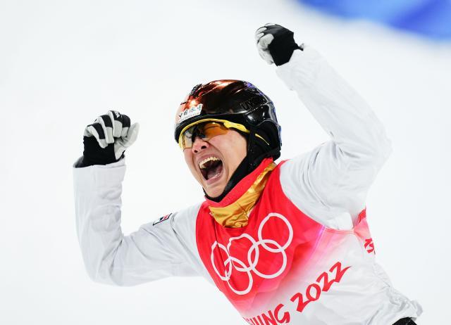 星空体育app-12年等待四朝元老终圆梦！徐梦桃夺得空中技巧金牌