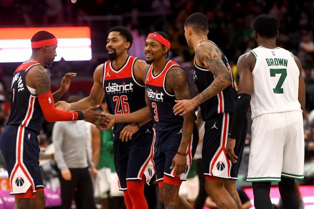 星空体育app官方网站-比尔被队友抬出“会议室” 奇才核心留队希望大增