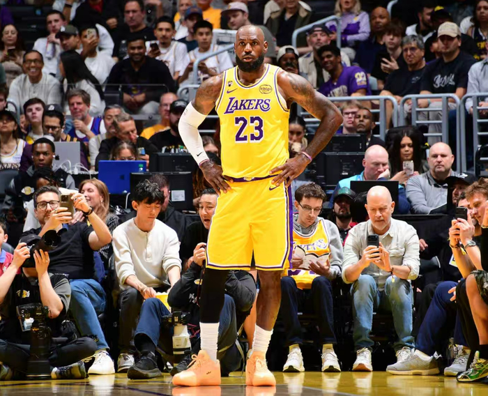 星空体育app-里夫斯绝平+东契奇加时准绝杀！41岁詹皇甘愿当绿叶 倒地飞扑令人泪目|詹姆斯|勒布朗·詹姆斯|掘金|湖人|奥斯汀·里夫斯_新浪体育_新浪新闻